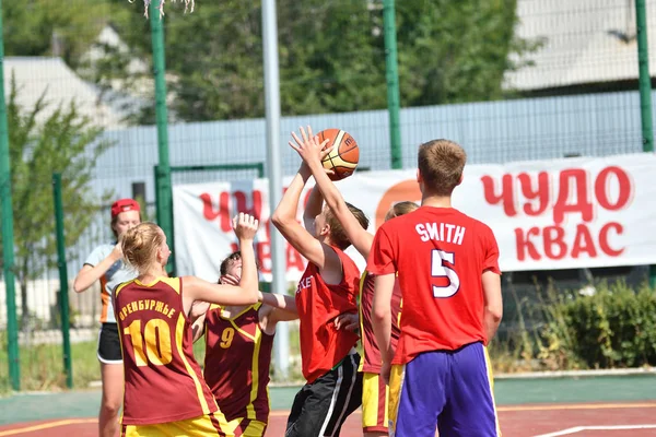 Orenburg Ryssland Juli 2017 Flickor Och Pojkar Spela Street Basket — Stockfoto