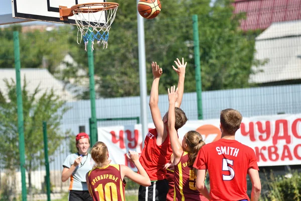 Orenburg Rusia Julio 2017 Año Niñas Niños Juegan Street Basketball — Foto de Stock