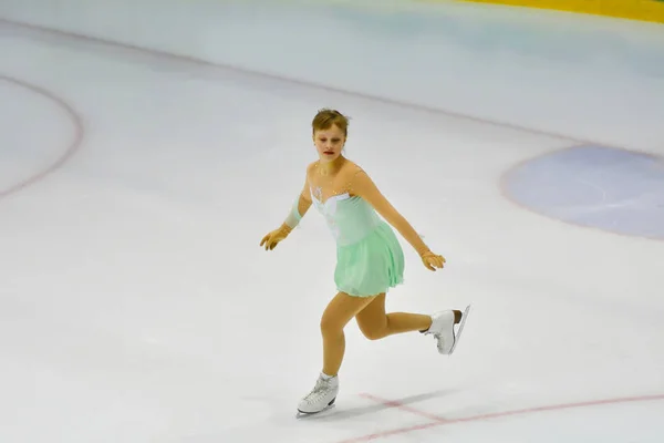 Orenburg Rusia Marzo 2018 Año Las Niñas Compiten Patinaje Artístico —  Fotos de Stock