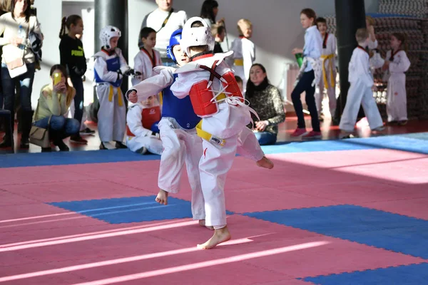 Orenburg Rosja Stycznia 2018 Roku Dzieci Rywalizują Taekwondo Mistrzostwach Szkoły — Zdjęcie stockowe