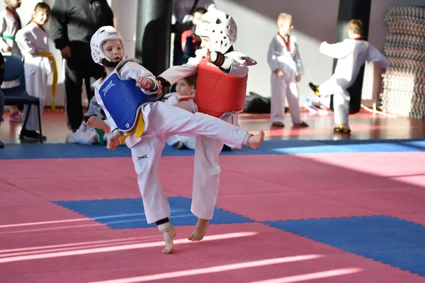 オレンブルク ロシア 1月27 2018年 子供たちはオリンピック準備金Noのチャンピオンシップスクールでテコンドーに出場します — ストック写真