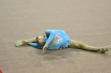 Orenburg, Rusya - 25 Kasım 2017: Kızlar Orenburg bölge şampiyonasında ritmik jimnastik dalında 