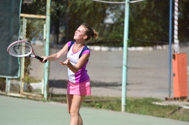 Orenburg, Rusya - 15 Ağustos 2017: Orenburg Bölgesi Tenis Federasyonu ödüllerinde oynayan kız