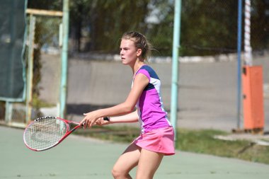 Orenburg, Rusya - 15 Ağustos 2017: Orenburg Bölgesi Tenis Federasyonu ödüllerinde oynayan kız