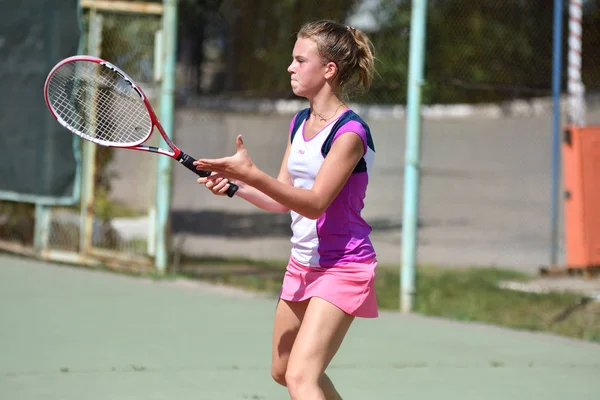 Orenburg Russland August 2017 Jahr Mädchen Spielt Tennis Auf Den — Stockfoto