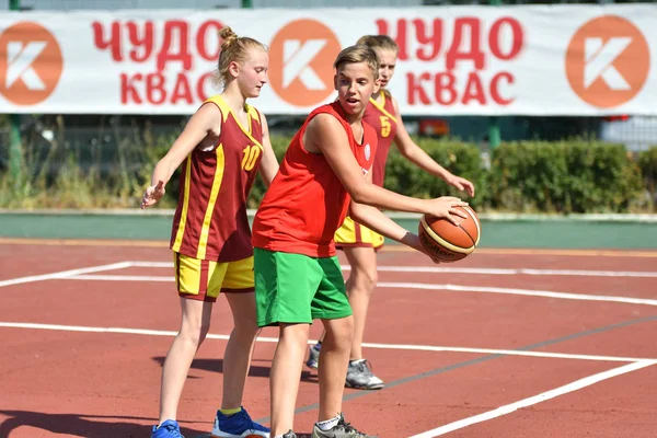 Orenburg Rusland Juli 2017 Jaar Jongens Meisjes Spelen Basketbal Van — Stockfoto