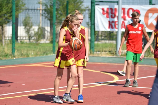 Orenburg Rússia Julho 2017 Ano Meninas Meninos Jogar Basquete Rua — Fotografia de Stock
