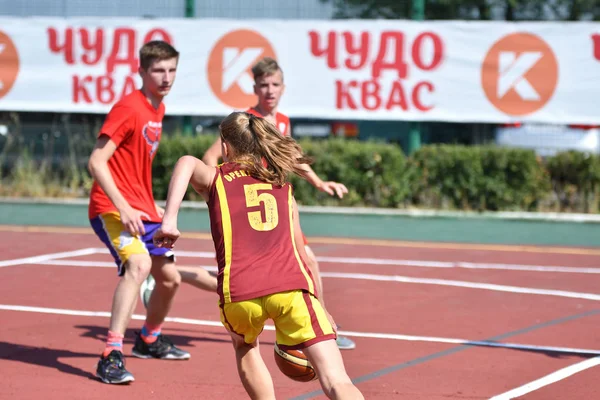 Orenburg Ryssland Juli 2017 Flickor Och Pojkar Spela Street Basket — Stockfoto