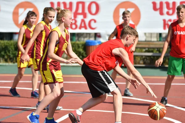 Orenburg Rosja Lipca 2017 Roku Dziewcząt Chłopców Grać Koszykówkę Street — Zdjęcie stockowe