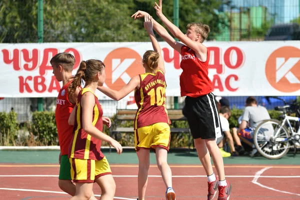 Orenburg Rusia Julio 2017 Año Niñas Niños Juegan Street Basketball —  Fotos de Stock