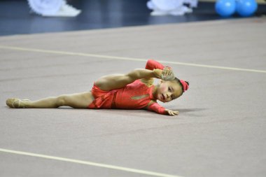 Orenburg, Rusya - 25 Kasım 2017: Kızlar Orenburg bölge şampiyonasında ritmik jimnastik dalında 