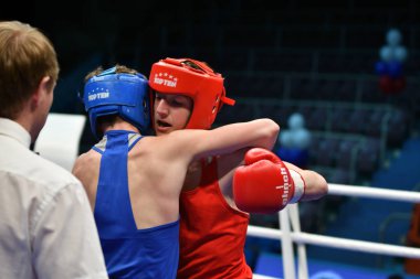 Orenburg, Rusya Federasyonu - 2017 yılı 6 Mayıs: çocuklar boksörler rekabet boks gençler, 1999-2000 d. arasında Rusya Şampiyonası