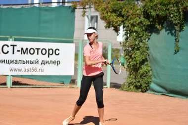 Orenburg, Rusya - 15 Ağustos 2017: Orenburg Bölgesi Tenis Federasyonu ödüllerinde oynayan kız