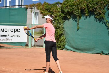 Orenburg, Rusya - 15 Ağustos 2017: Orenburg Bölgesi Tenis Federasyonu ödüllerinde oynayan kız