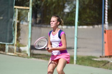 Orenburg, Rusya - 15 Ağustos 2017: Orenburg Bölgesi Tenis Federasyonu ödüllerinde oynayan kız