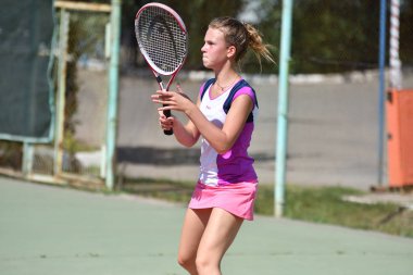 Orenburg, Rusya - 15 Ağustos 2017: Orenburg Bölgesi Tenis Federasyonu ödüllerinde oynayan kız