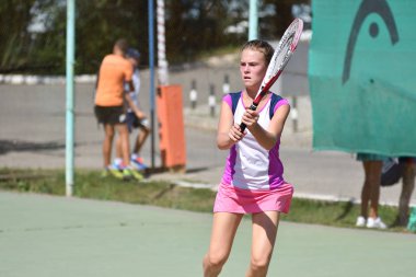 Orenburg, Rusya - 15 Ağustos 2017: Orenburg Bölgesi Tenis Federasyonu ödüllerinde oynayan kız