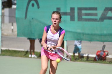 Orenburg, Rusya - 15 Ağustos 2017: Orenburg Bölgesi Tenis Federasyonu ödüllerinde oynayan kız