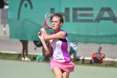 Orenburg, Rusya - 15 Ağustos 2017: Orenburg Bölgesi Tenis Federasyonu ödüllerinde oynayan kız