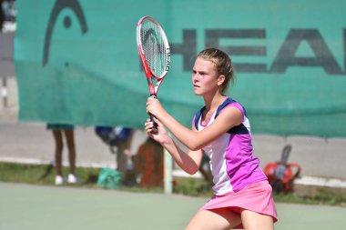 Orenburg, Rusya - 15 Ağustos 2017: Orenburg Bölgesi Tenis Federasyonu ödüllerinde oynayan kız