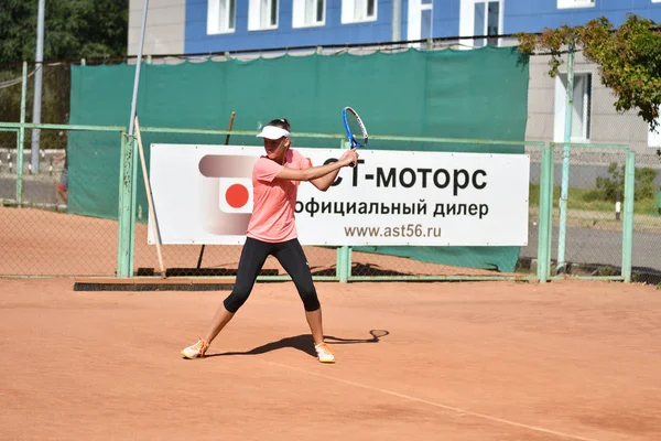 Orenburg Russie Août 2017 Année Jeune Fille Jouant Tennis Sur — Photo