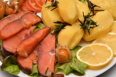 Chinook somon (Lat. Oncorhynchus tshawytscha) taze yeşillik ve sebze füme