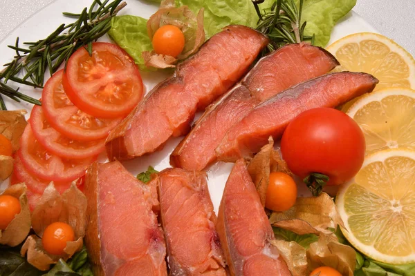 Salmão Chinook Lat Oncorhynchus Tshawytscha Fumado Com Verduras Legumes Frescos — Fotografia de Stock