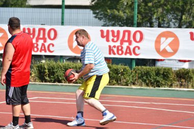 Orenburg, Rusya Federasyonu - 30 Temmuz 2017 yıl: millet, yaz sokak Basketbol Ligi ikinci turunda sokak basketbol oyun