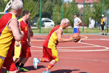 Orenburg, Rusya Federasyonu - 30 Temmuz 2017 yıl: millet, yaz sokak Basketbol Ligi ikinci turunda sokak basketbol oyun