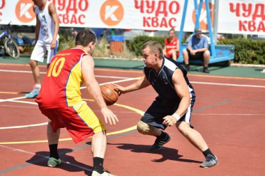 Orenburg, Rusya Federasyonu - 30 Temmuz 2017 yıl: millet, yaz sokak Basketbol Ligi ikinci turunda sokak basketbol oyun
