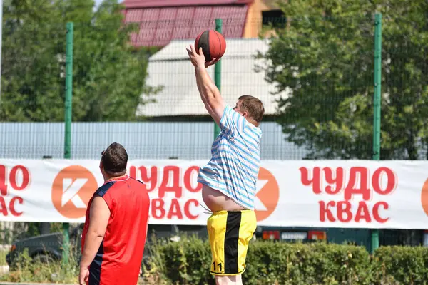 Orenburg Rusia Julio 2017 Año Los Hombres Juegan Street Basketball —  Fotos de Stock