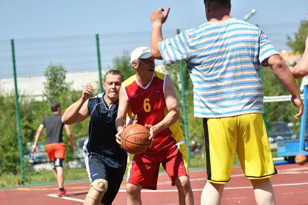 Orenburg Rússia Julho 2017 Ano Homens Jogam Basquete Rua Segunda — Fotografia de Stock