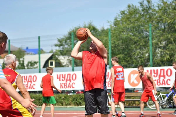 Orenburg Rússia Julho 2017 Ano Homens Jogam Basquete Rua Segunda — Fotografia de Stock