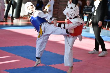 Orenburg, Rusya - 27 Ocak 2018: Çocuklar Olimpiyat Rezerv Okulu 'ndaki tekvandoda yarışıyorlar. 6