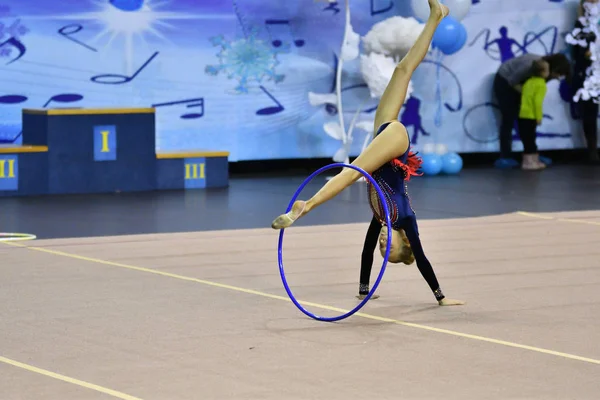 俄罗斯奥伦堡 2017年11月25日 参加奥伦堡地区艺术体操锦标赛 Orenburg Region Championship 的女子节奏体操比赛 冬季旋律 2017 — 图库照片