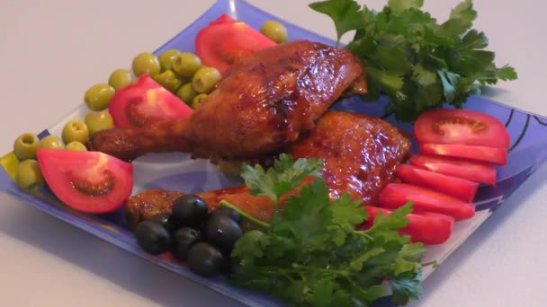 Gebratene Hühnerkeulen Mit Frischem Grünzeug Zum Mittagessen — Stockvideo