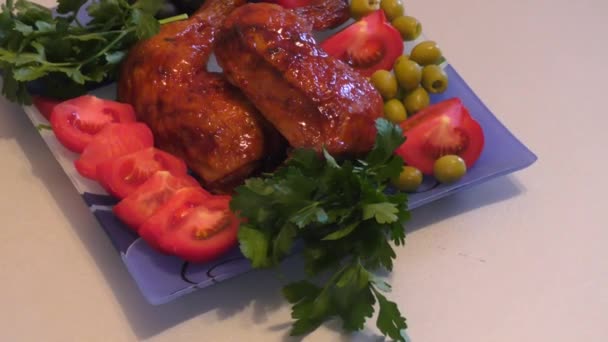 鶏の足を揚げ 新鮮な緑を昼食に — ストック動画