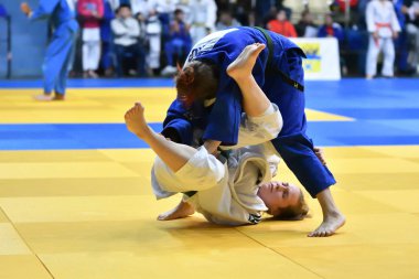Orenburg, Rusya - 21 Ekim 2017: Kızlar, V. S. Chernomyrdin 'in anısına düzenlenen tüm Rus Judo turnuvasında erkekler ve kızlar arasında yarışıyor.
