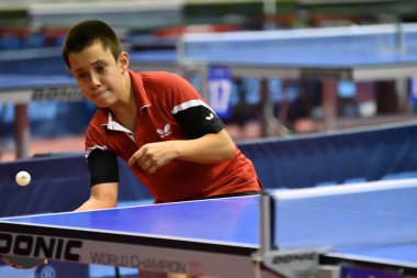 Orenburg, Rusya Federasyonu - 14 Eylül 2017 yıl: ping pong Orenburg bölgesi Şampiyonası atletler arasında masa tenisi 1996 yılında doğdu ve Genç oynayan çocuklar