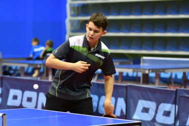 Orenburg, Rusya Federasyonu - 14 Eylül 2017 yıl: ping pong Orenburg bölgesi Şampiyonası atletler arasında masa tenisi 1996 yılında doğdu ve Genç oynayan çocuklar