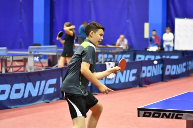 Orenburg, Rusya Federasyonu - 14 Eylül 2017 yıl: ping pong Orenburg bölgesi Şampiyonası atletler arasında masa tenisi 1996 yılında doğdu ve Genç oynayan çocuklar