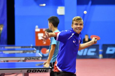 Orenburg, Rusya Federasyonu - 14 Eylül 2017 yıl: ping pong Orenburg bölgesi Şampiyonası atletler arasında masa tenisi 1996 yılında doğdu ve Genç oynayan çocuklar