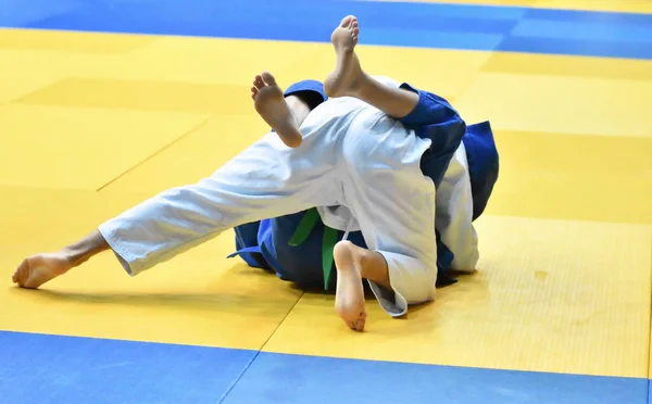 Két Fiú Judoka Kimonóban Versenyez Tatamin — Stock Fotó