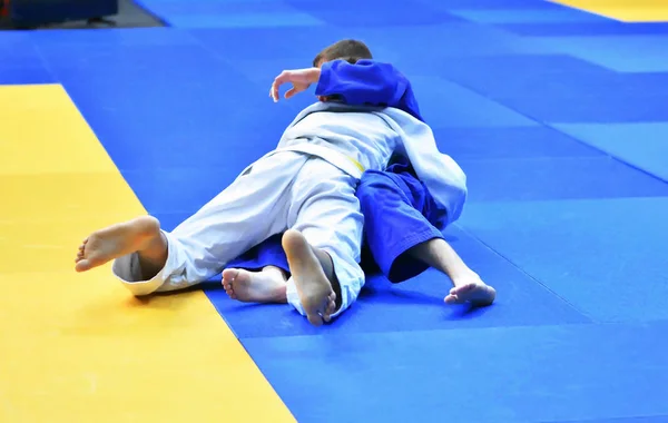 Twee Jongens Judoka Kimono Concurreren Tatami — Stockfoto
