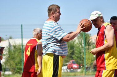 Orenburg, Rusya Federasyonu - 30 Temmuz 2017 yıl: millet, yaz sokak Basketbol Ligi ikinci turunda sokak basketbol oyun