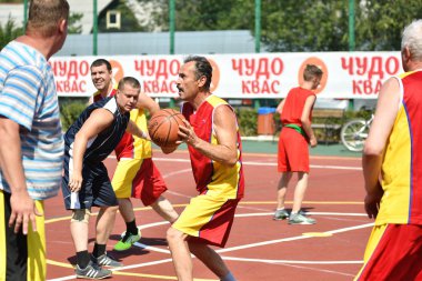 Orenburg, Rusya Federasyonu - 30 Temmuz 2017 yıl: millet, yaz sokak Basketbol Ligi ikinci turunda sokak basketbol oyun