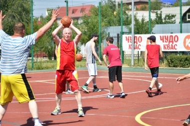 Orenburg, Rusya Federasyonu - 30 Temmuz 2017 yıl: millet, yaz sokak Basketbol Ligi ikinci turunda sokak basketbol oyun