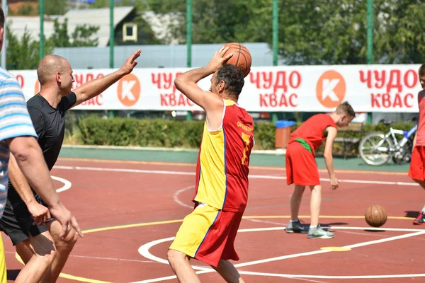 Orenburg, Rusya Federasyonu - 30 Temmuz 2017 yıl: millet, yaz sokak Basketbol Ligi ikinci turunda sokak basketbol oyun