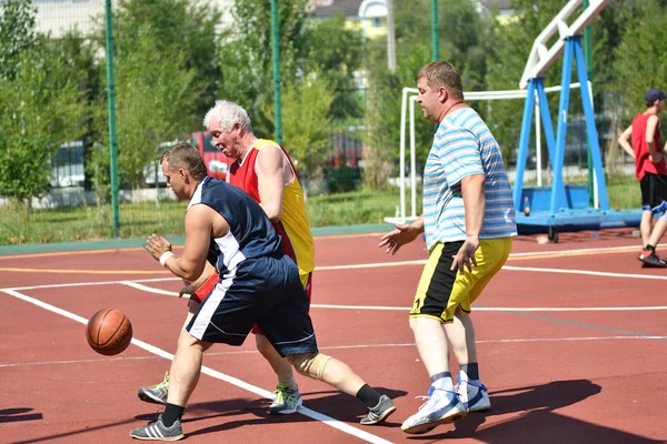 Orenburg, Rusya Federasyonu - 30 Temmuz 2017 yıl: millet, yaz sokak Basketbol Ligi ikinci turunda sokak basketbol oyun