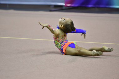 Orenburg, Rusya - 25 Kasım 2017: Kızlar Orenburg bölge şampiyonasında ritmik jimnastik dalında 